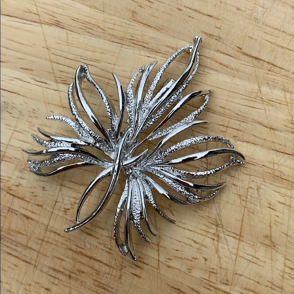 Vintage silver tone leaf brooch pin
